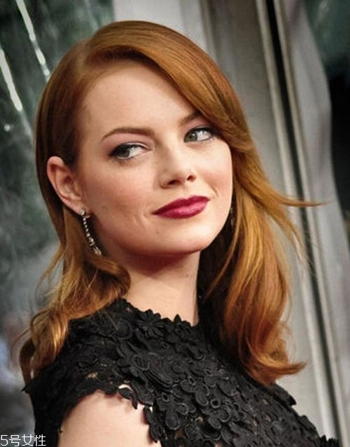 小波浪卷發(fā)怎么打理？焦糖色頭發(fā)超百搭