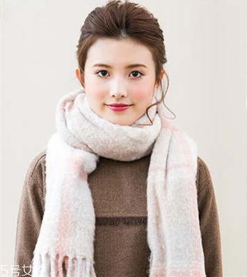 冬天系圍巾怎么扎頭發(fā)？適合搭配羽絨服的發(fā)型