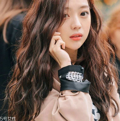 小波浪卷發(fā)怎么打理？焦糖色頭發(fā)超百搭