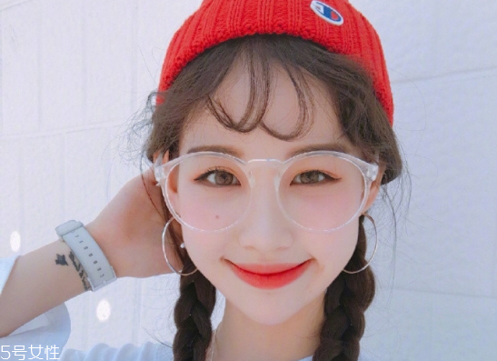 冬天戴帽子怎么扎頭發(fā)好？法式魚骨辮編發(fā)很特別