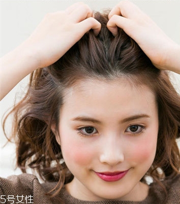 冬天系圍巾怎么扎頭發(fā)？適合搭配羽絨服的發(fā)型