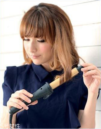 冬天戴帽子怎么扎頭發(fā)好？法式魚(yú)骨辮編發(fā)很特別