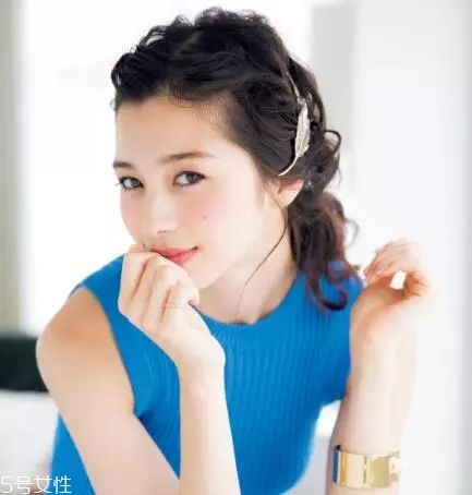 女生冬天長發(fā)怎么編好看？長發(fā)妹紙才懂得的痛