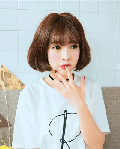 小個(gè)子女生適合什么發(fā)型？蓬松隨意效果