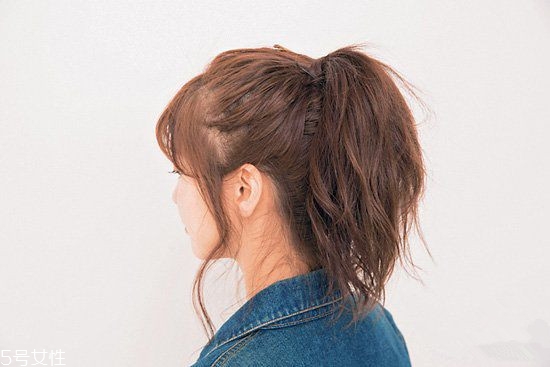 冬天系圍巾怎么扎頭發(fā)？適合搭配羽絨服的發(fā)型