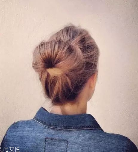 冬天系圍巾怎么扎頭發(fā)？適合搭配羽絨服的發(fā)型