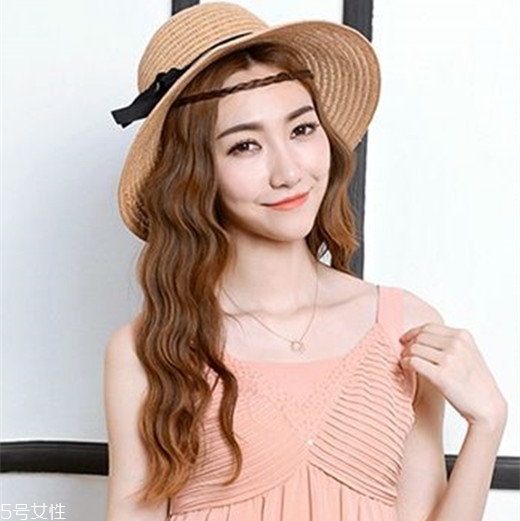 小波浪卷發(fā)怎么打理？焦糖色頭發(fā)超百搭