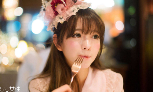 圓臉妹子怎么扎丸子頭好看？根據(jù)臉型選發(fā)型