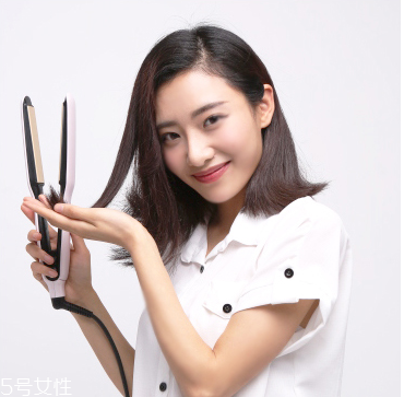 直發(fā)怎么弄卷發(fā)？直發(fā)夾板可以弄內(nèi)扣