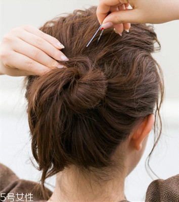 冬天系圍巾怎么扎頭發(fā)？適合搭配羽絨服的發(fā)型