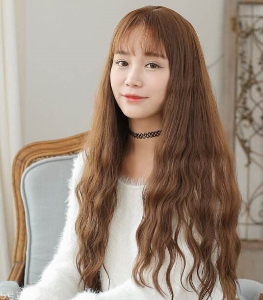 小波浪卷發(fā)怎么打理？焦糖色頭發(fā)超百搭