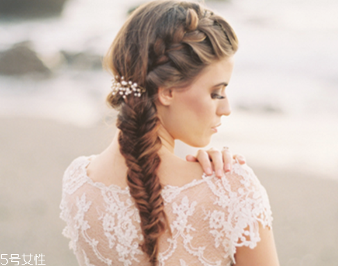 冬天戴帽子怎么扎頭發(fā)好？法式魚(yú)骨辮編發(fā)很特別