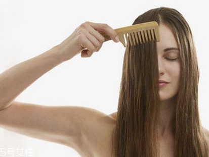 冬天頭發(fā)油得很快怎么辦？頭發(fā)不要洗太勤