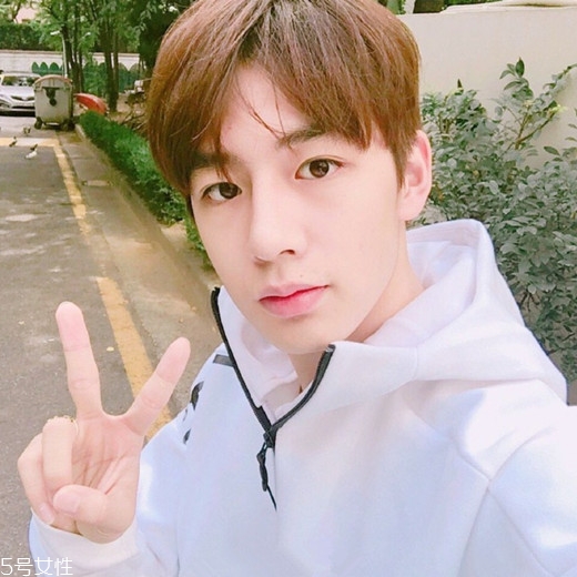 2022最流行發(fā)型顏色男生？男生潮流發(fā)型