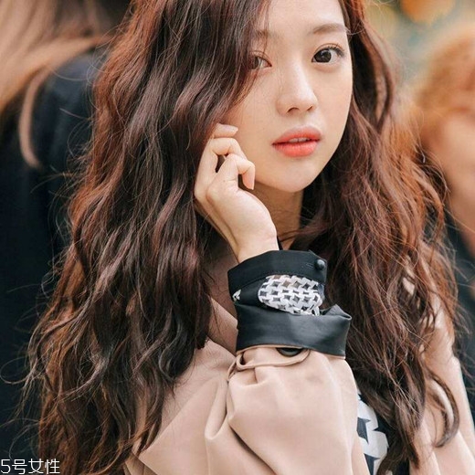 小波浪卷發(fā)怎么打理？焦糖色頭發(fā)超百搭