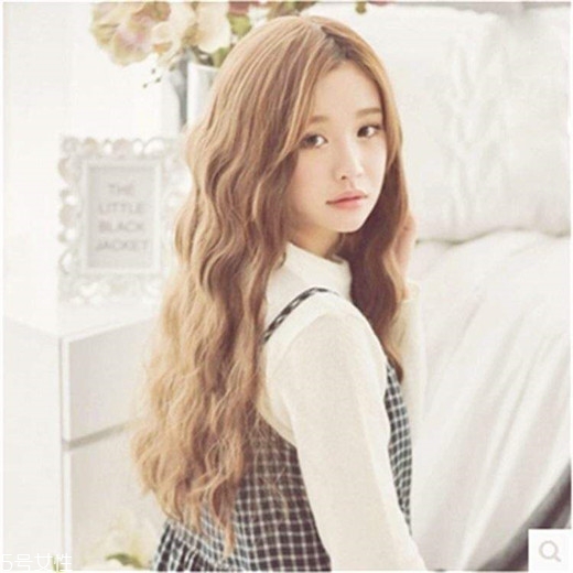 小波浪卷發(fā)怎么打理？焦糖色頭發(fā)超百搭