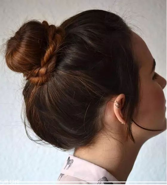 冬天系圍巾怎么扎頭發(fā)？適合搭配羽絨服的發(fā)型