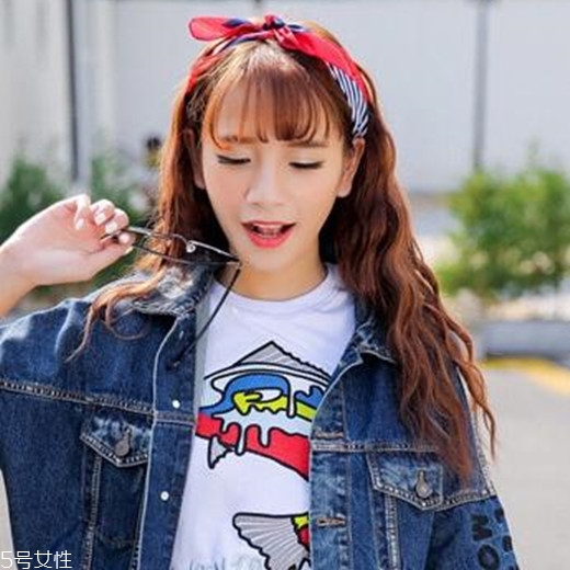 小波浪卷發(fā)怎么打理？焦糖色頭發(fā)超百搭