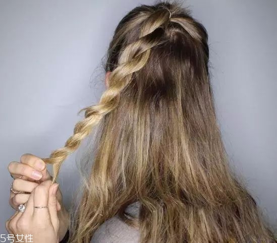 女生冬天長發(fā)怎么編好看？長發(fā)妹紙才懂得的痛