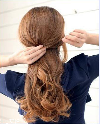 冬天戴帽子怎么扎頭發(fā)好？法式魚(yú)骨辮編發(fā)很特別