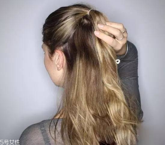 女生冬天長發(fā)怎么編好看？長發(fā)妹紙才懂得的痛