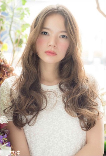 小個(gè)子女生適合什么發(fā)型？蓬松隨意效果