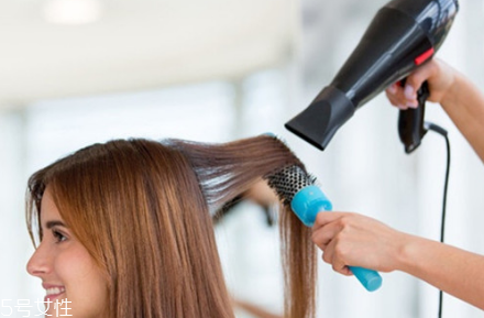 頭發(fā)干燥用什么洗發(fā)水好？讓你持久柔順