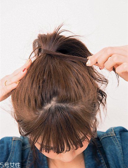 冬天系圍巾怎么扎頭發(fā)？適合搭配羽絨服的發(fā)型