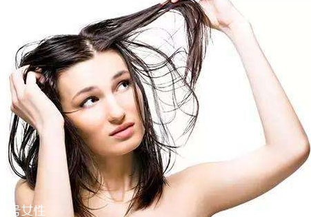 冬天頭發(fā)油得很快怎么辦？頭發(fā)不要洗太勤