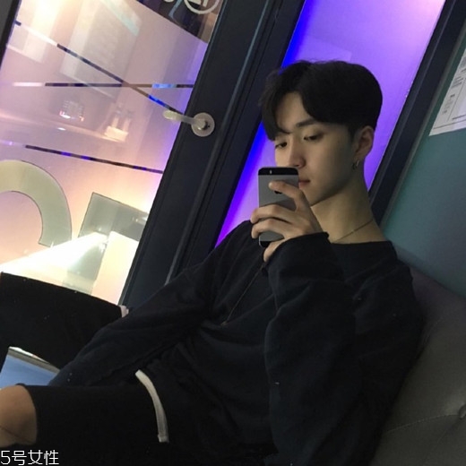 2022最流行發(fā)型顏色男生？男生潮流發(fā)型