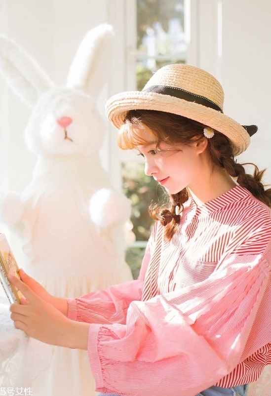 2018冬天流行什么發(fā)色？簡(jiǎn)單漂亮的披肩發(fā)