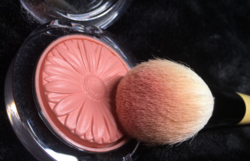 腮紅和高光哪個先用？