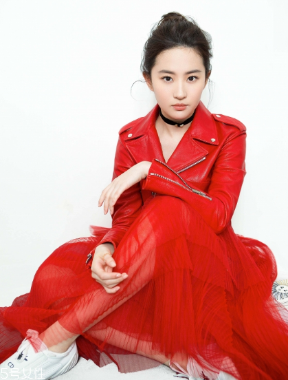 紅色皮衣怎么搭配好看？既能?？嵊职珈n