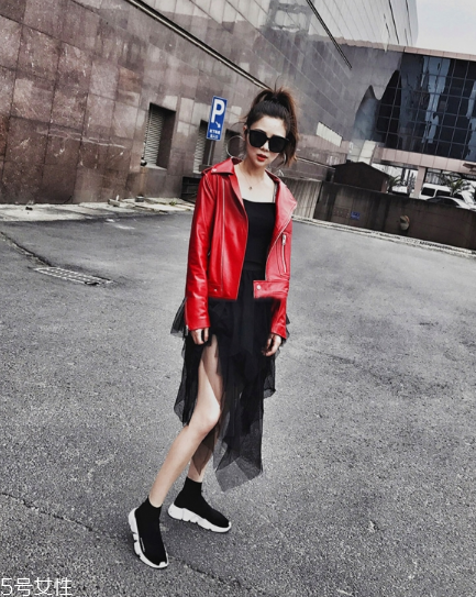 紅色皮衣怎么搭配好看？既能?？嵊职珈n