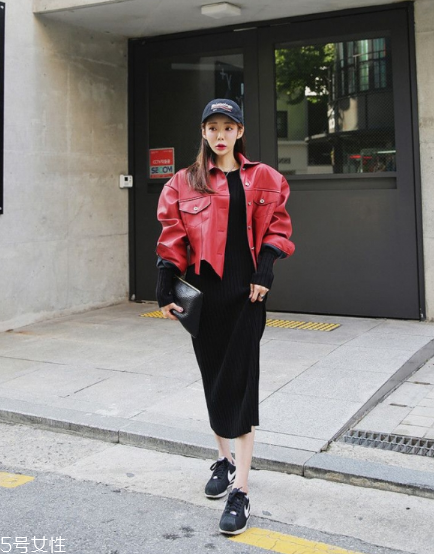 紅色皮衣怎么搭配好看？既能?？嵊职珈n