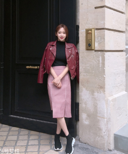 紅色皮衣怎么搭配好看？既能?？嵊职珈n