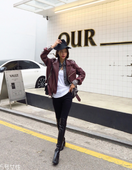 紅色皮衣怎么搭配好看？既能?？嵊职珈n