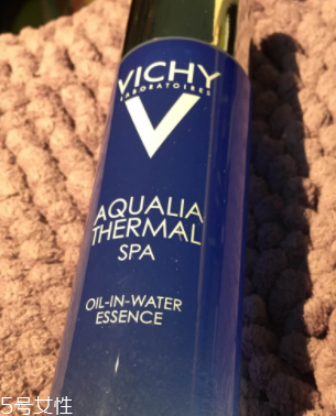 油皮用什么精華好？清爽補(bǔ)水一個(gè)都不能少