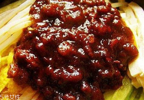 黃豆醬吃多了會(huì)發(fā)胖嗎 少量食用不會(huì)發(fā)胖 黃豆醬吃多了會(huì)發(fā)胖嗎 少量食用不會(huì)發(fā)胖