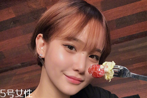 2018冬天流行什么發(fā)色？簡(jiǎn)單漂亮的披肩發(fā)