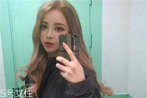 秋冬適合什么顏色的頭發(fā)？再燙個(gè)卷發(fā)更秋冬