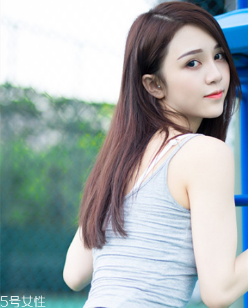 秋冬適合什么顏色的頭發(fā)？再燙個(gè)卷發(fā)更秋冬