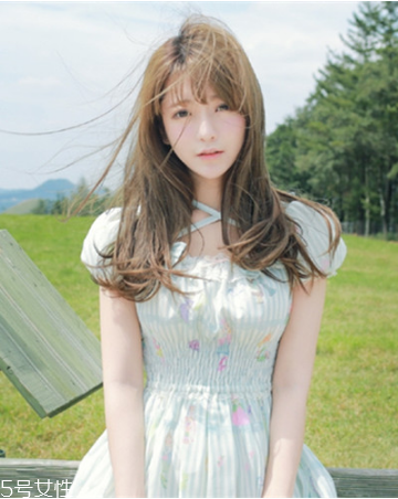 秋冬適合什么顏色的頭發(fā)？再燙個(gè)卷發(fā)更秋冬