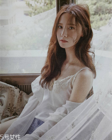 秋冬適合什么顏色的頭發(fā)？再燙個(gè)卷發(fā)更秋冬