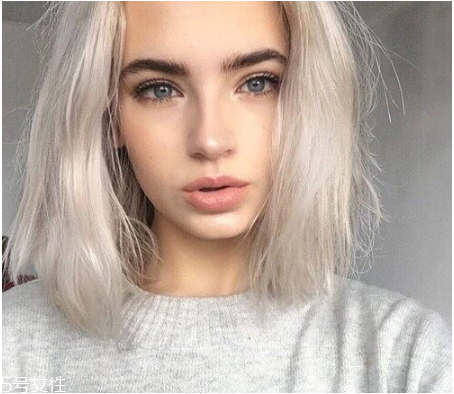 秋冬適合什么顏色的頭發(fā)？再燙個(gè)卷發(fā)更秋冬