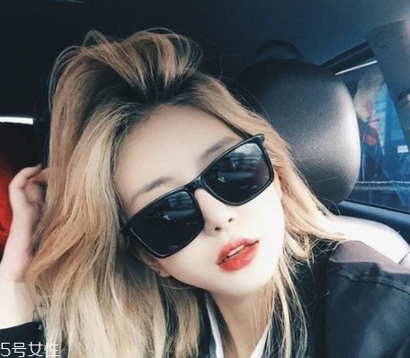 秋冬適合什么顏色的頭發(fā)？再燙個(gè)卷發(fā)更秋冬