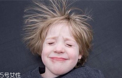 頭發(fā)靜電多是怎么回事？頭發(fā)容易油不是濕氣重