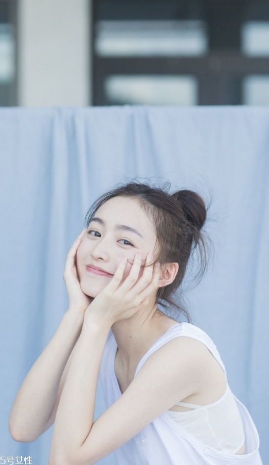 2018冬天流行什么發(fā)色？簡(jiǎn)單漂亮的披肩發(fā)