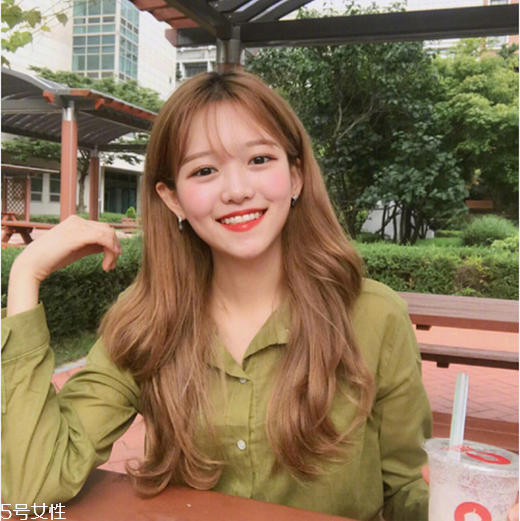 2018冬天流行什么發(fā)色？簡(jiǎn)單漂亮的披肩發(fā)