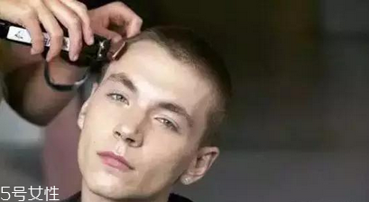 男生頭發(fā)稀疏適合什么發(fā)型？圓形劉海很好看